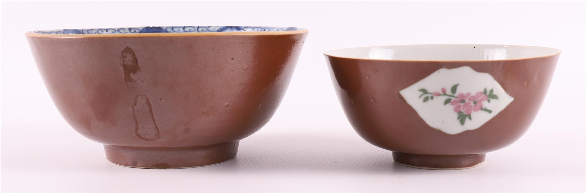 A porcelain Batavia porcelain bowl on stand ring, China, Qiainlong, 18th C. - Image 3 of 8