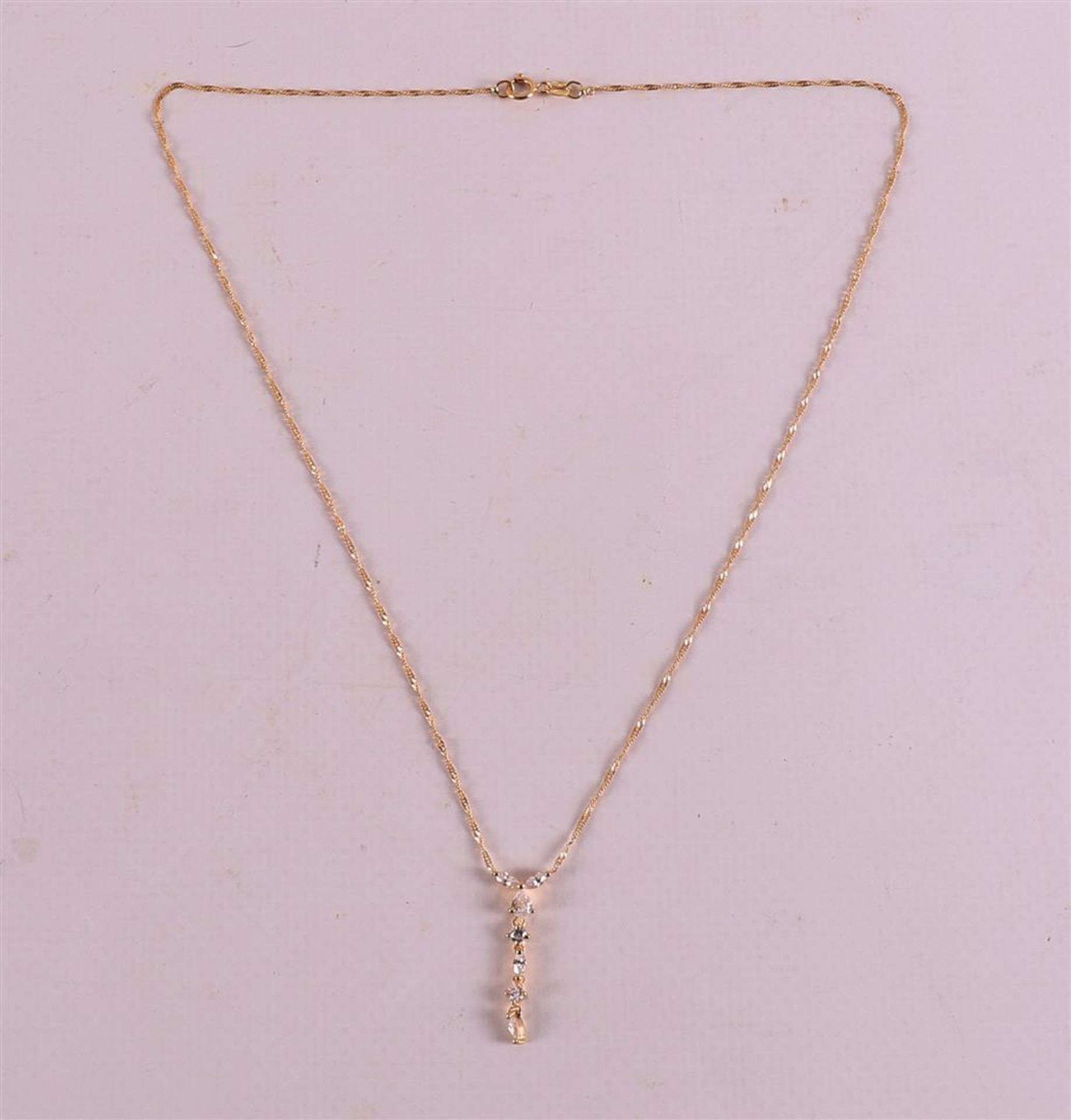 An 18 kt 750/1000 gold necklace with zirconias.