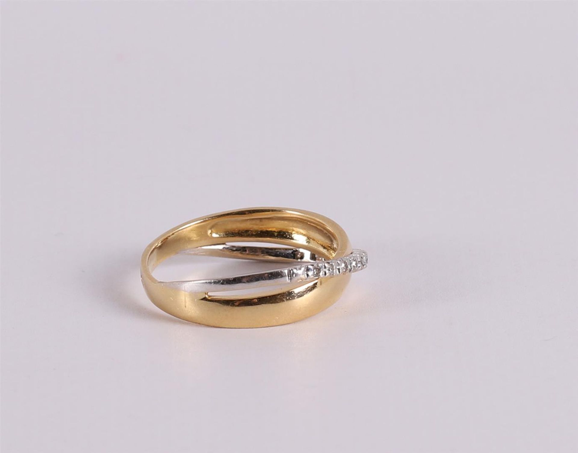 An 18 kt gold crossover ring with 12 octagonal cut diamonds. - Bild 3 aus 3