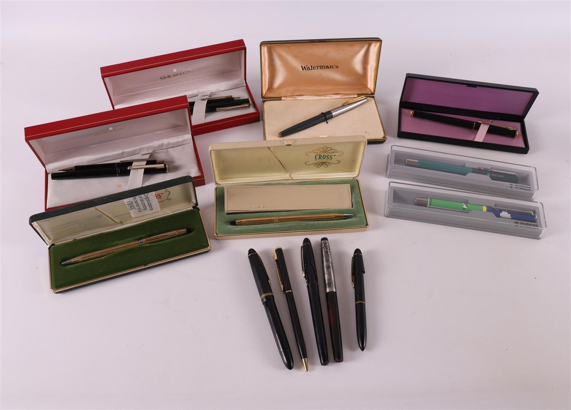A lot of various pens and fountain pens, including Shaeffer, Waterman's and Park