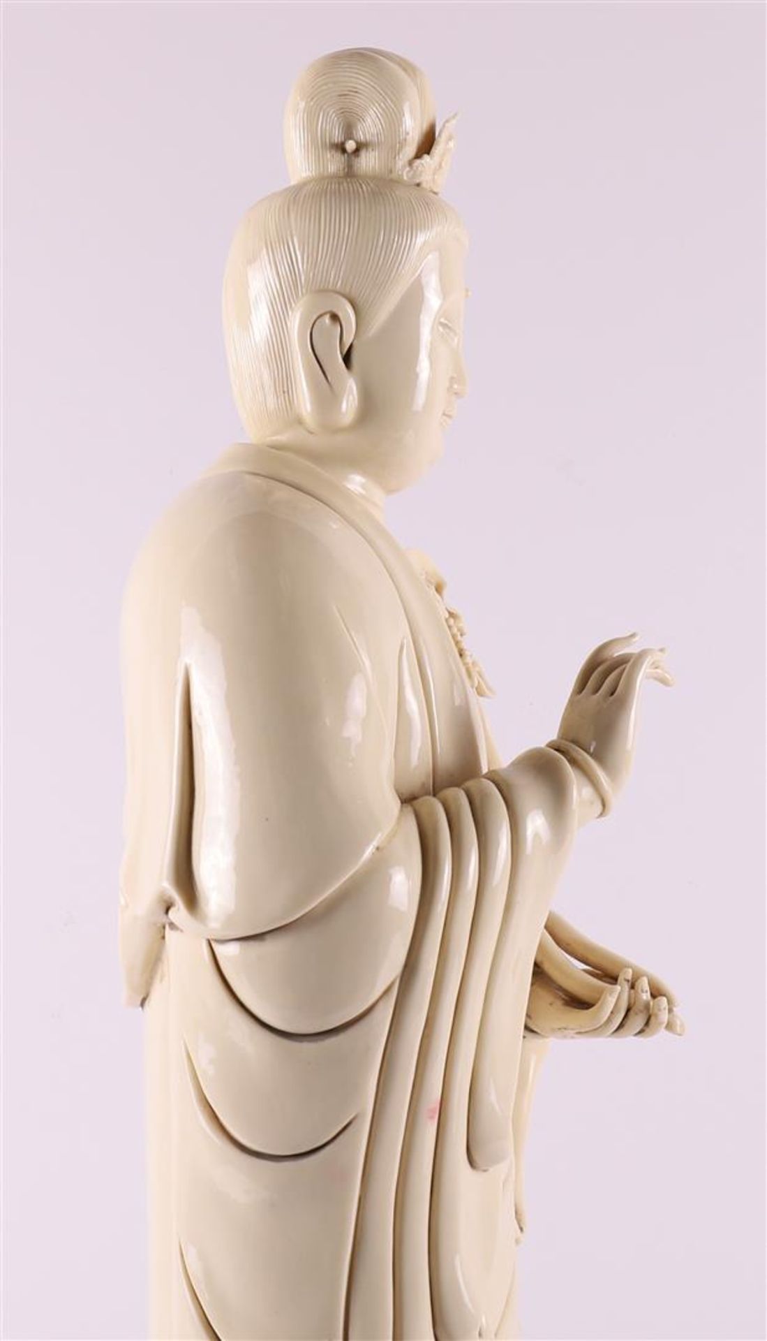 A white Chinese Kwan Yin standing on a lotus crown, China, 20th century. - Bild 14 aus 15