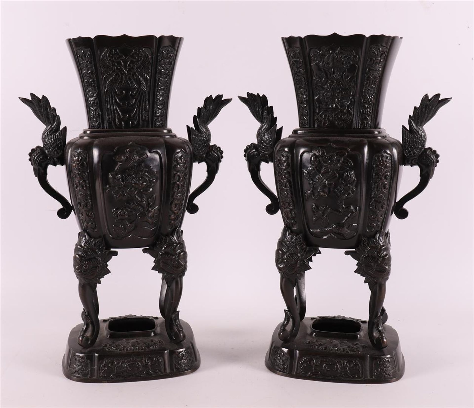 A pair of brown patinated bronze incense vases with handles, Japan, Meiji, - Bild 3 aus 4