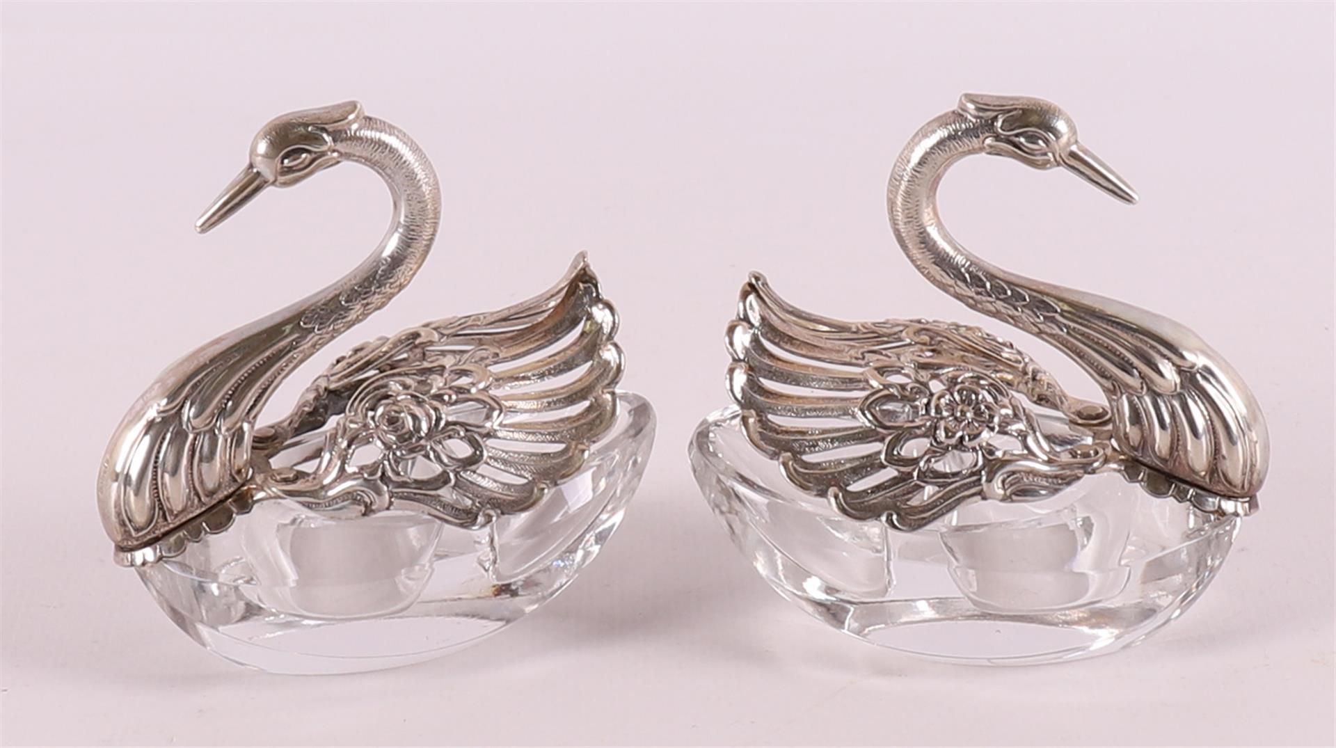 Two white and silver salt shakers in the shape of swans, 20th century. - Bild 2 aus 3