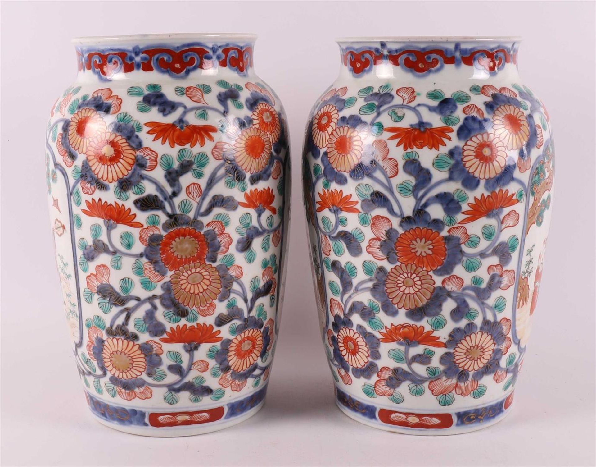 A pair of porcelain vases, Japan, Meiji, around 1900. - Bild 4 aus 7