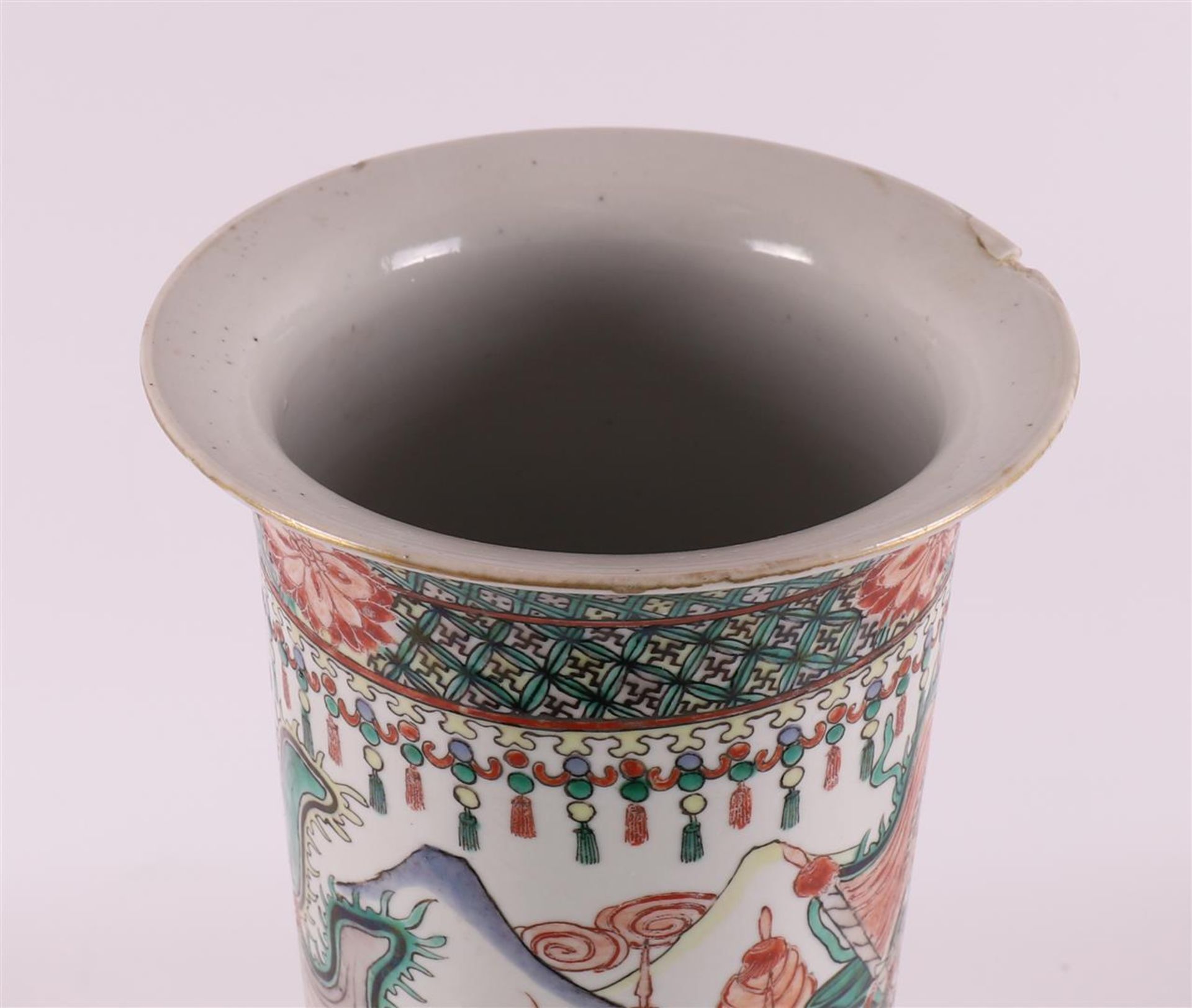 A cylindrical porcelain famille verte vase, China, circa 1900. - Bild 6 aus 8