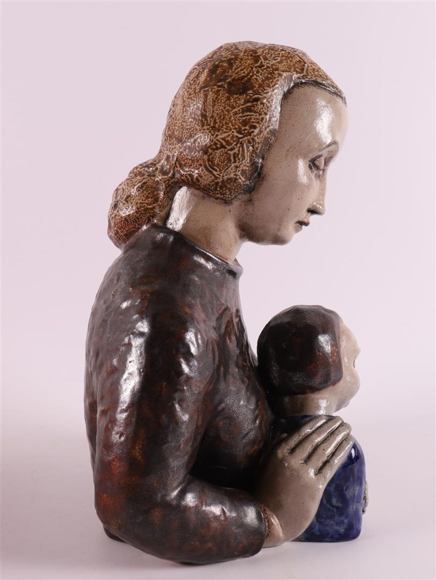 A ceramic sculpture of mother with child, signed: Elfriede Balzar-Kopp, - Bild 4 aus 5