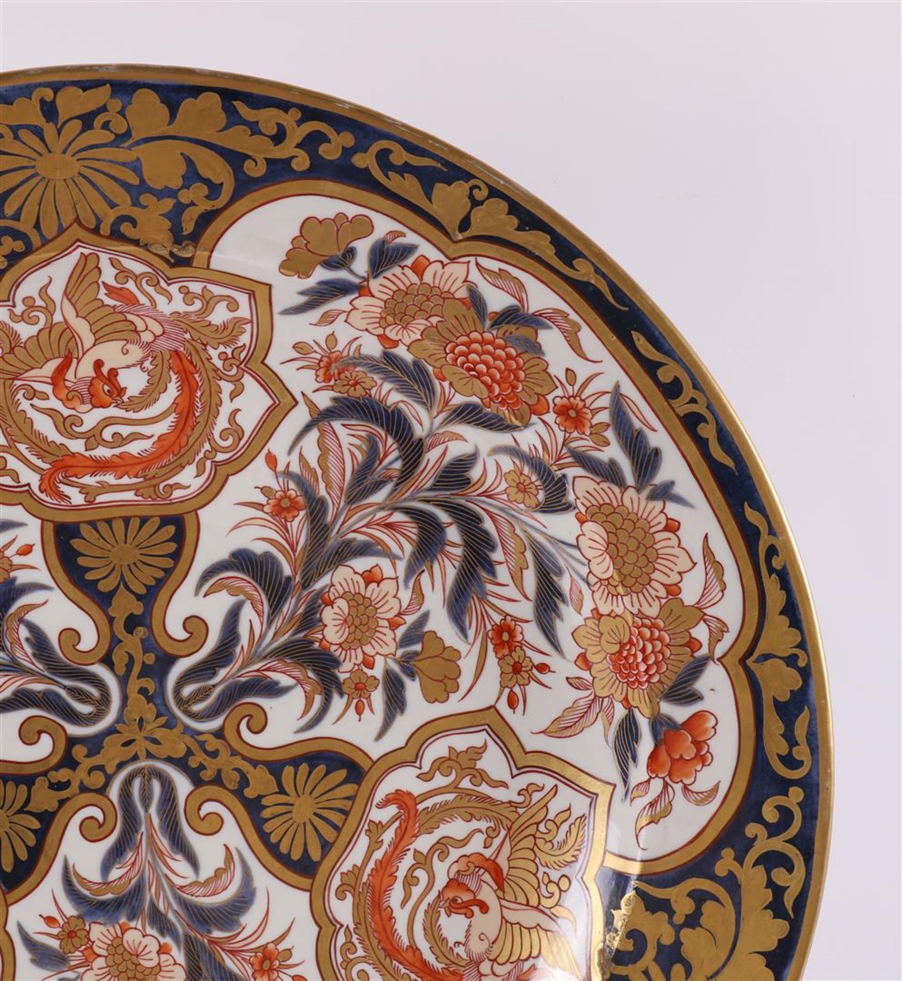 A large porcelain Imari dish, Japan, around 1700. - Bild 2 aus 11