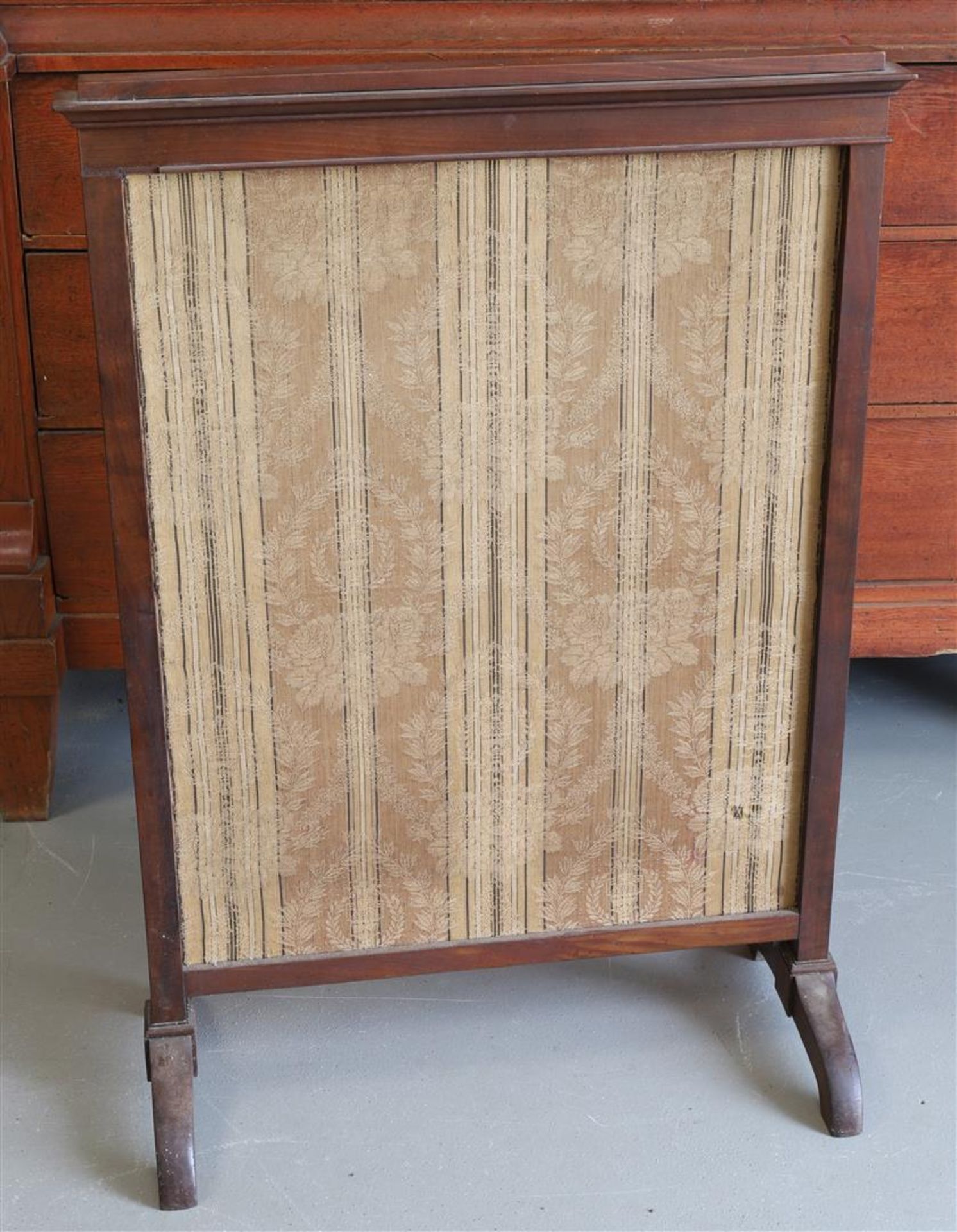 A walnut glued rectangular fireplace screen, 1st half of the 19th century. - Bild 2 aus 2