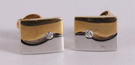 A pair of 18ct 750/1000 gold design stud earrings and deux couleurs