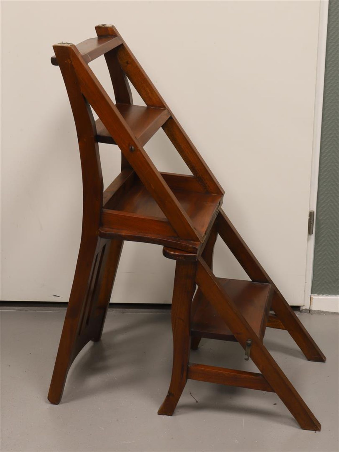 A mahogany library staircase, or. chair, late 20th century. - Bild 3 aus 3