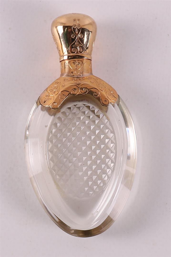 A clear crystal odor flask with gold lid and frame, around 1900 - Image 2 of 8