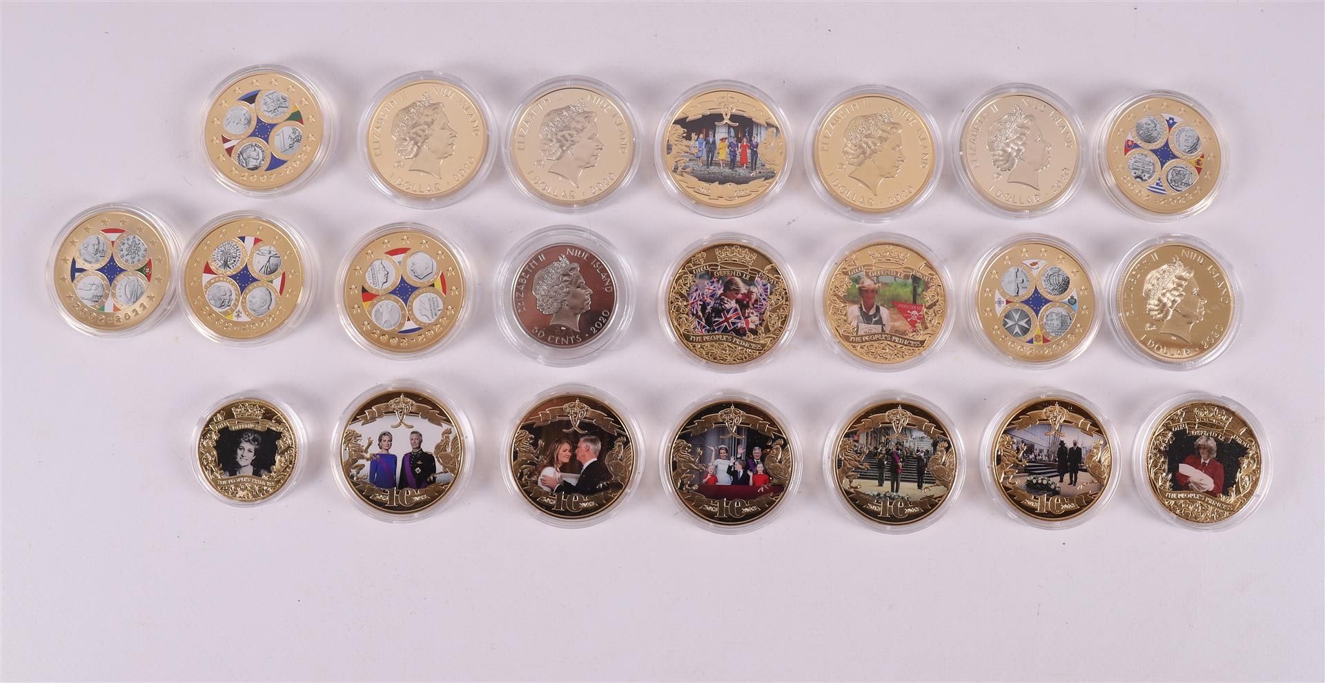 A collection of 50 pieces of various tokens and medals. - Bild 6 aus 11