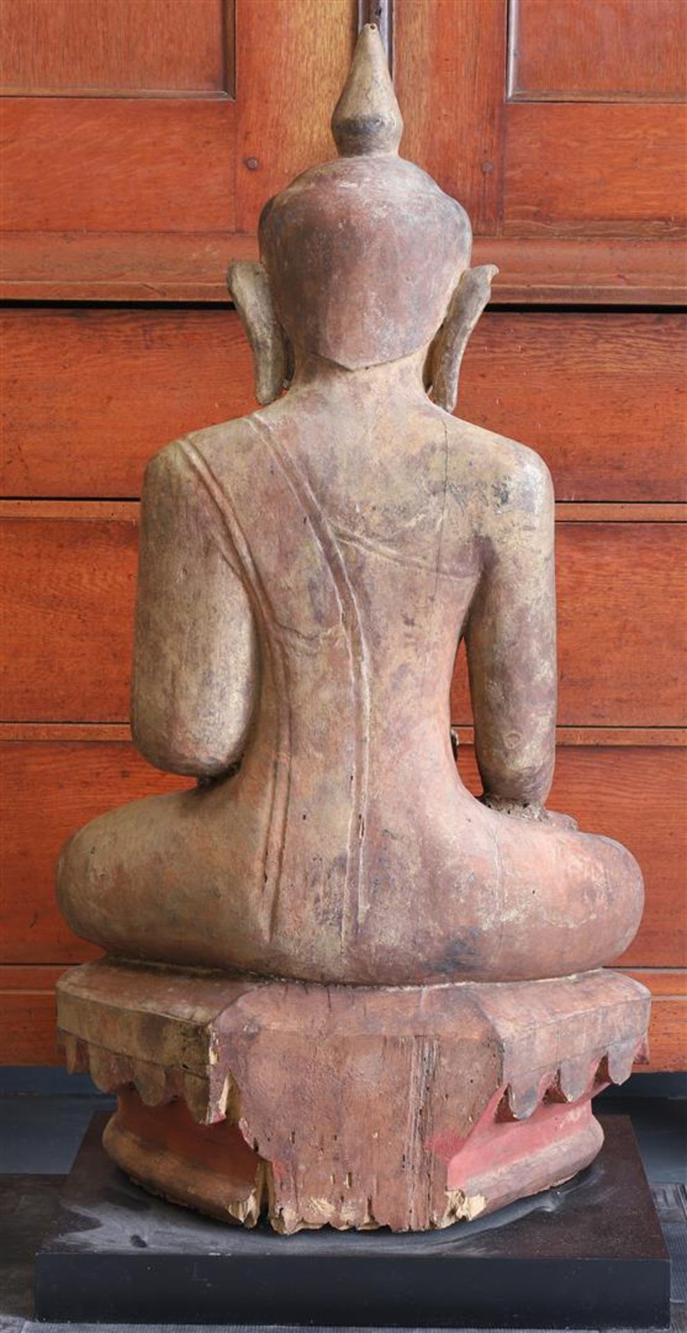 A carved wooden seated Ava Buddha on lotus crown, Burma 15th/16th century. - Bild 3 aus 4