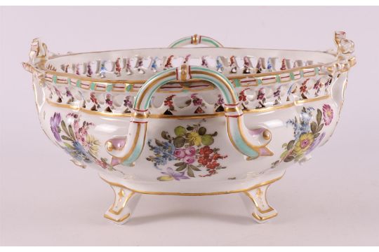 A porcelain fruit bowl, after a Meißen example, Germany, 20th century. - Bild 6 aus 9