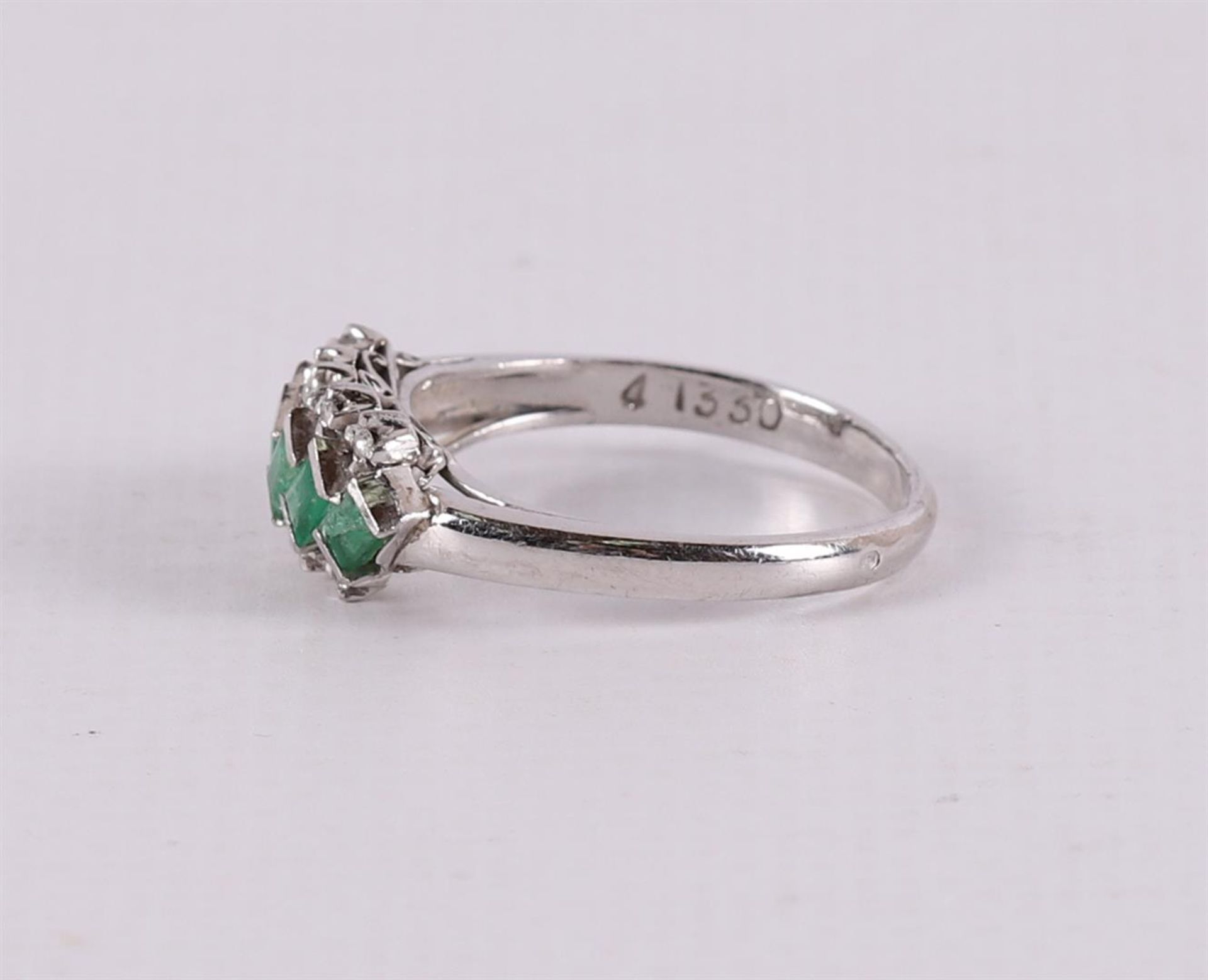 An 18 kt white gold Art Deco ring with 6 cut emeralds and 8 diamonds. - Image 2 of 2