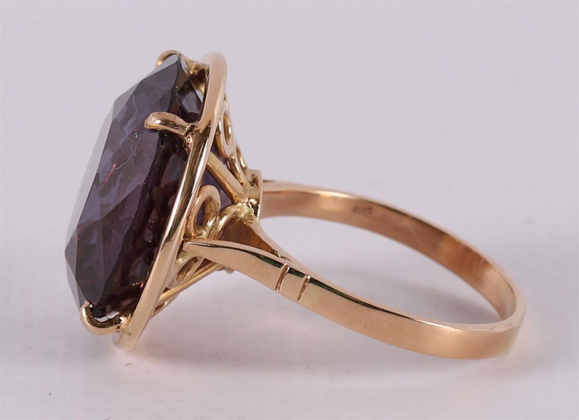 A 14 kt gold ring set with faceted colored stones. - Image 2 of 3