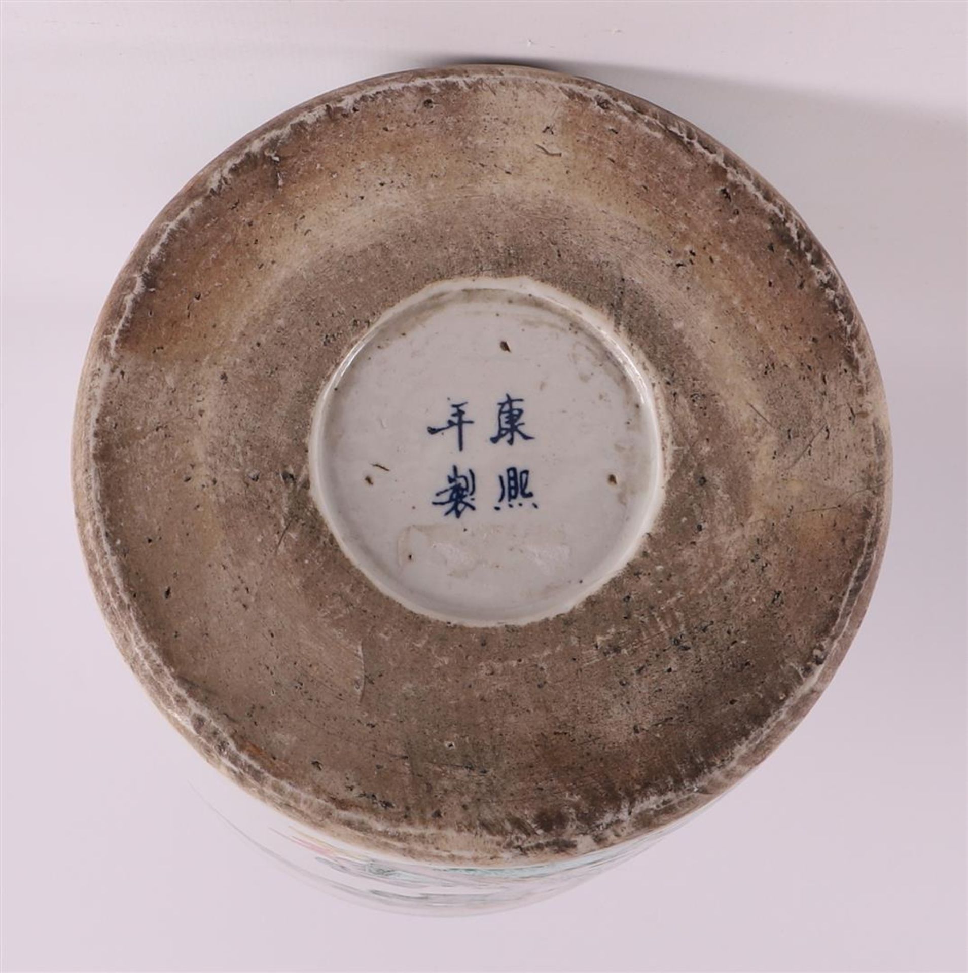 A cylindrical porcelain famille verte brush pot, China, late 19th century - Bild 6 aus 8