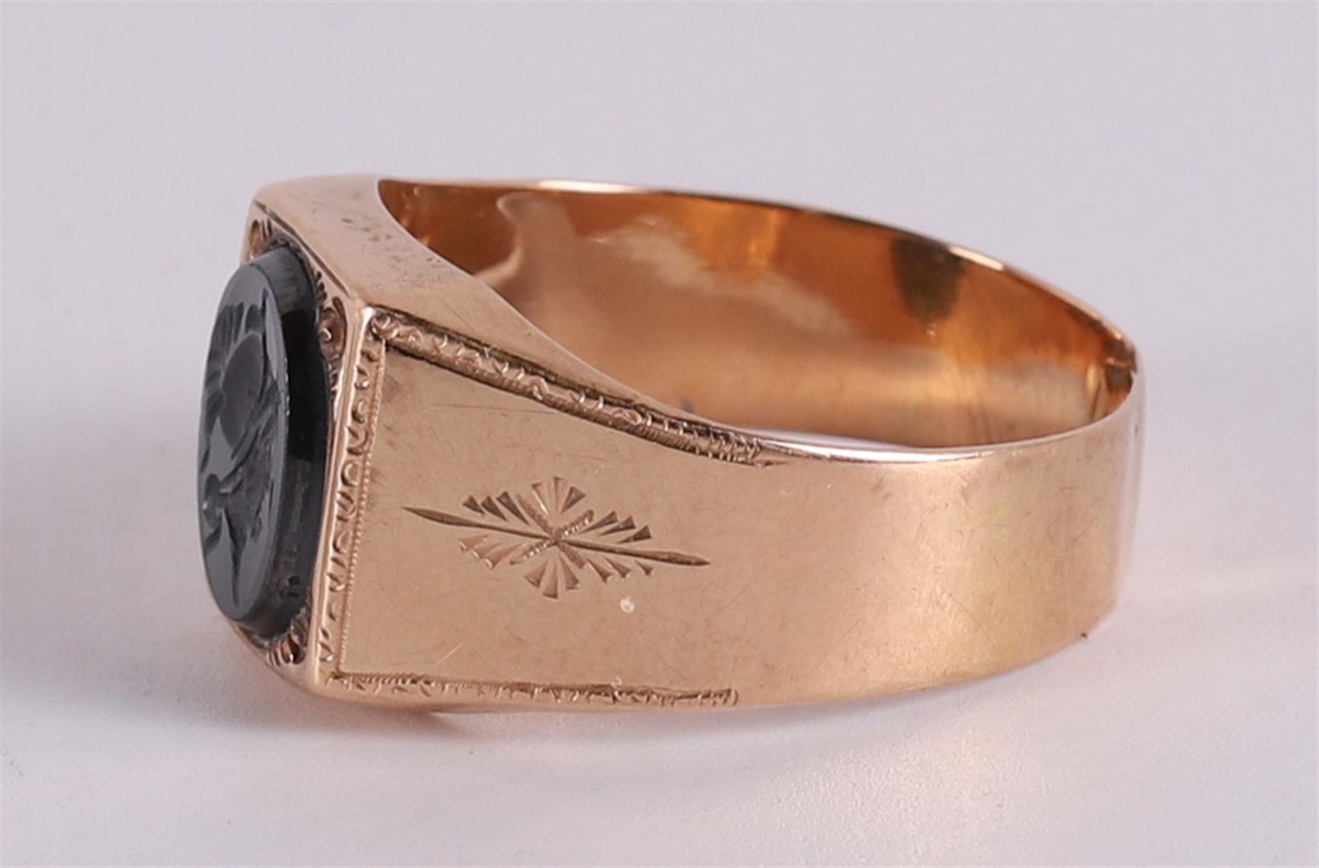 A 14 kt gold cachet ring with black onyx with a minerva head. - Bild 2 aus 2