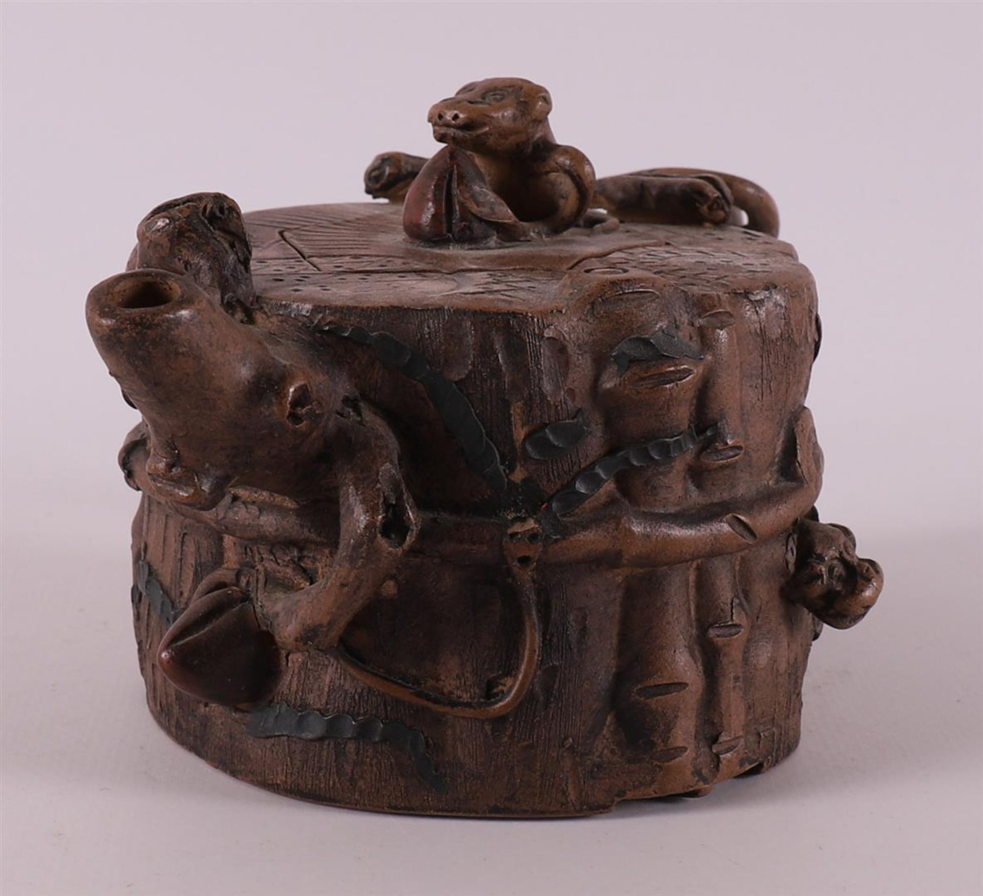 A yixing stoneware tree trunk-shaped teapot, China, 20th century. - Bild 3 aus 11