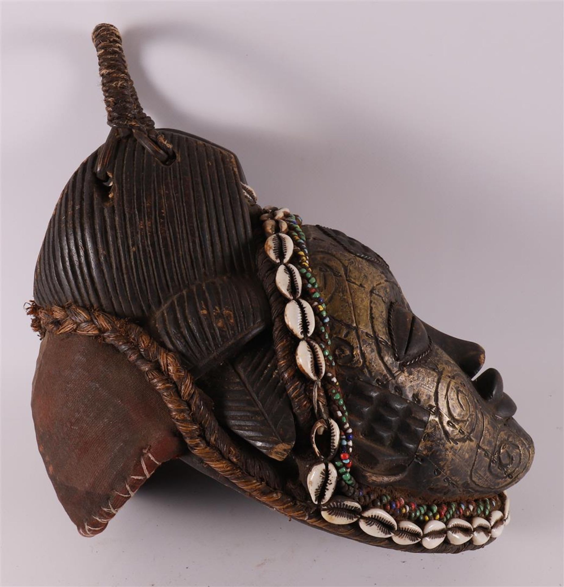 A carved wooden and brass 'Mourning mask', Punu, Gabon, Africa, 20th century - Bild 3 aus 6
