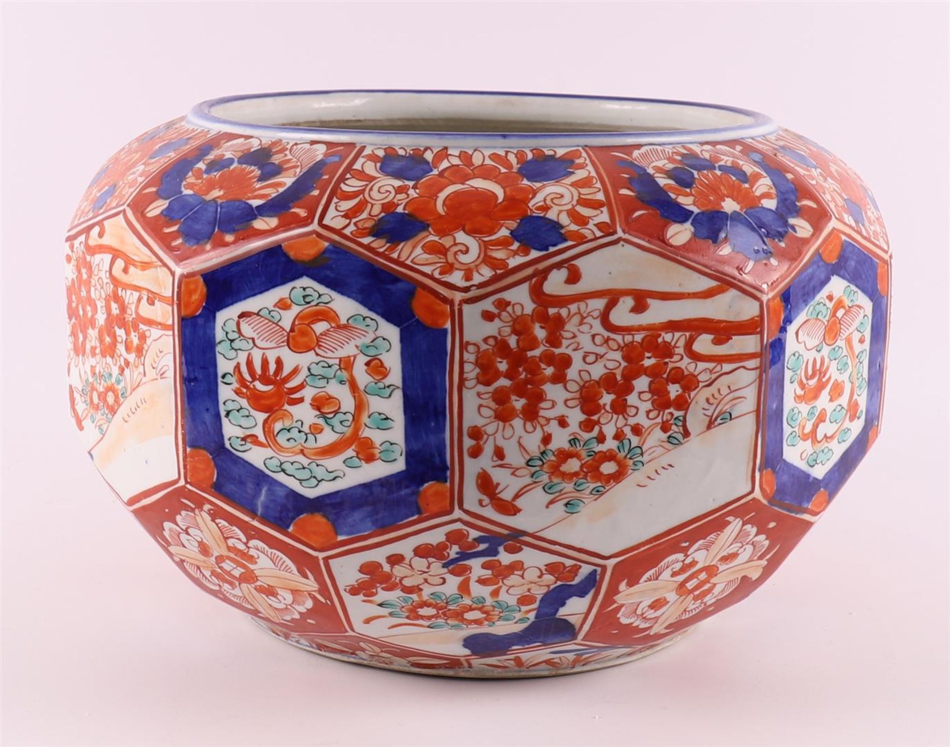 A faceted porcelain Imari cachepot, Japan, Meiji, 19th century. - Image 3 of 7
