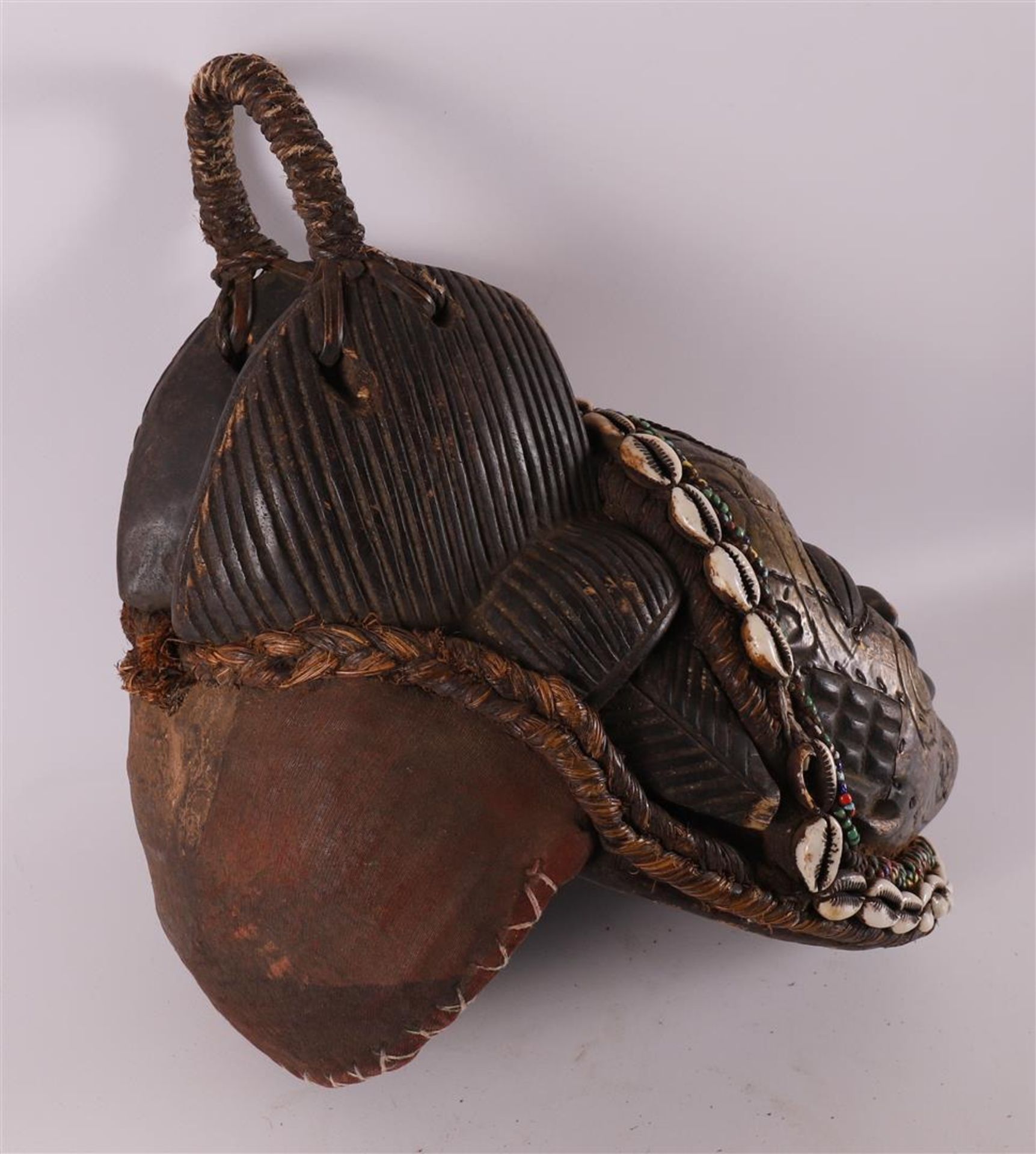 A carved wooden and brass 'Mourning mask', Punu, Gabon, Africa, 20th century - Bild 4 aus 6
