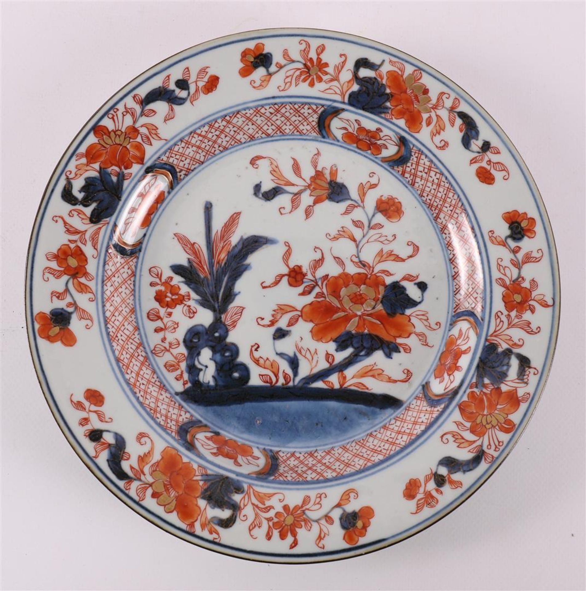 Three various porcelain Chinese Imari plates, China, including Qianlong, 18th ce - Bild 7 aus 8