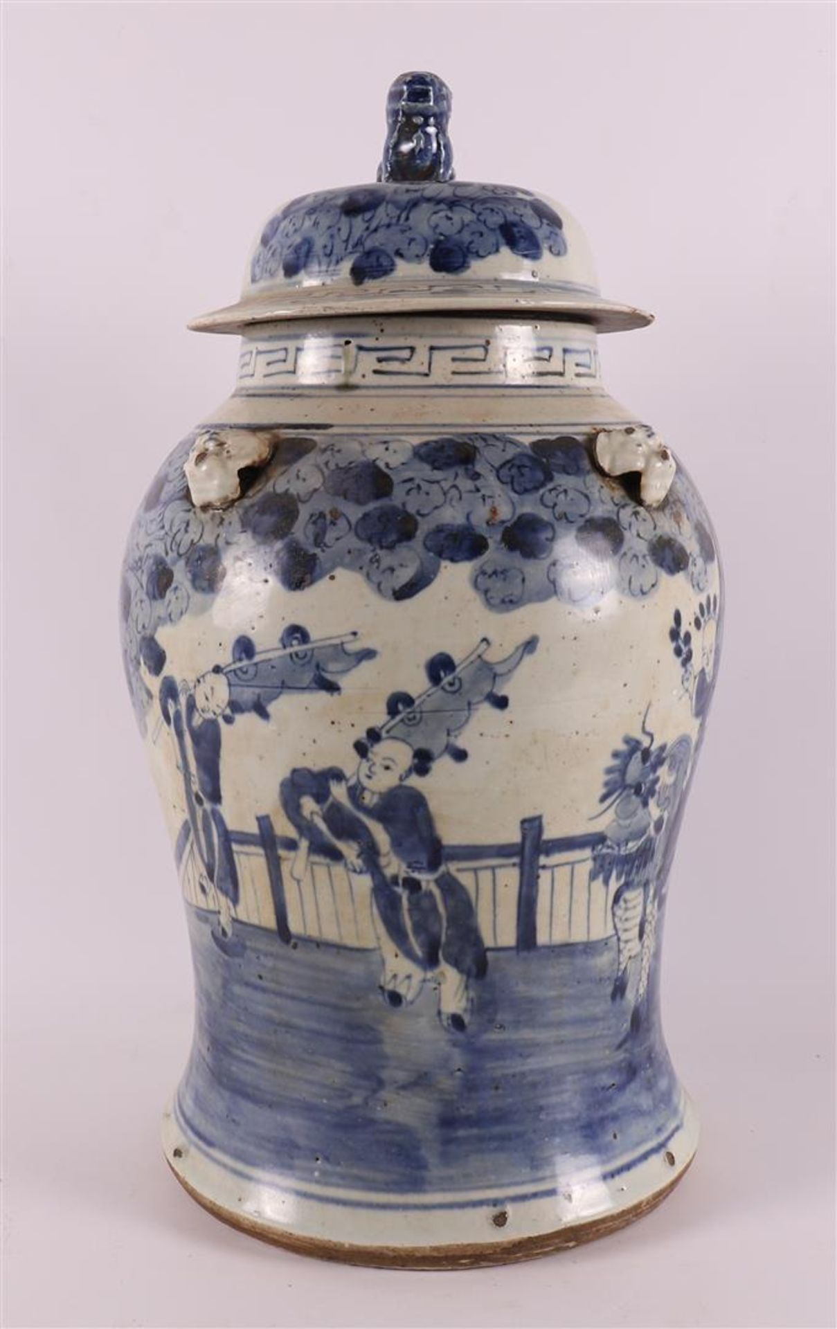 A blue/white porcelain vase with cover, China, 19th century.