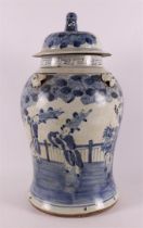 A blue/white porcelain vase with cover, China, 19th century.