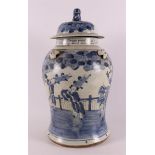 A blue/white porcelain vase with cover, China, 19th century.