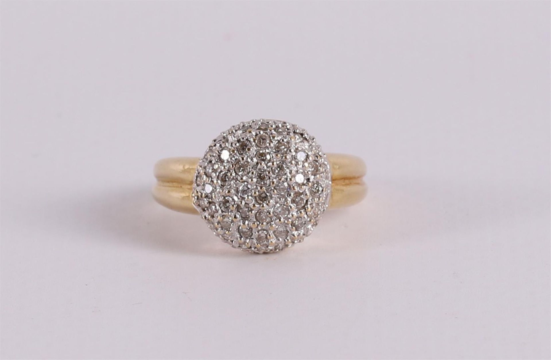 An 18 kt 750/1000 gold pavé ring, completely set with diamonds.