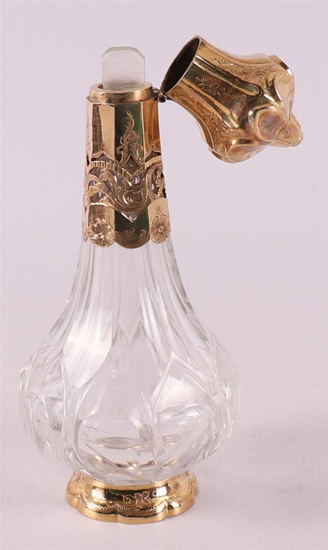 A clear crystal odor flask with gold lid and frame, 19th century. - Image 4 of 7