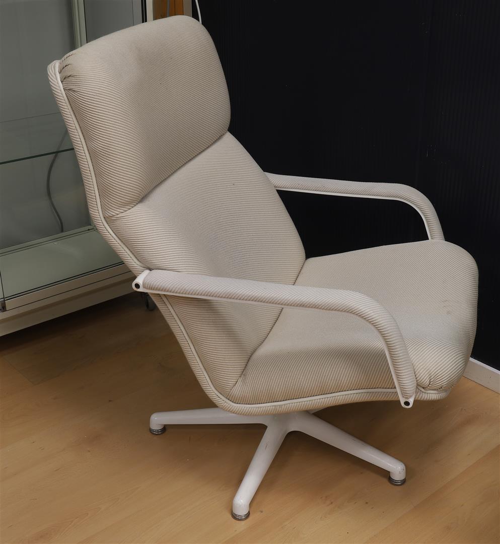 A white fabric Artifort F141 armrest chair, design: Geoffry David Harcourt. - Image 2 of 2