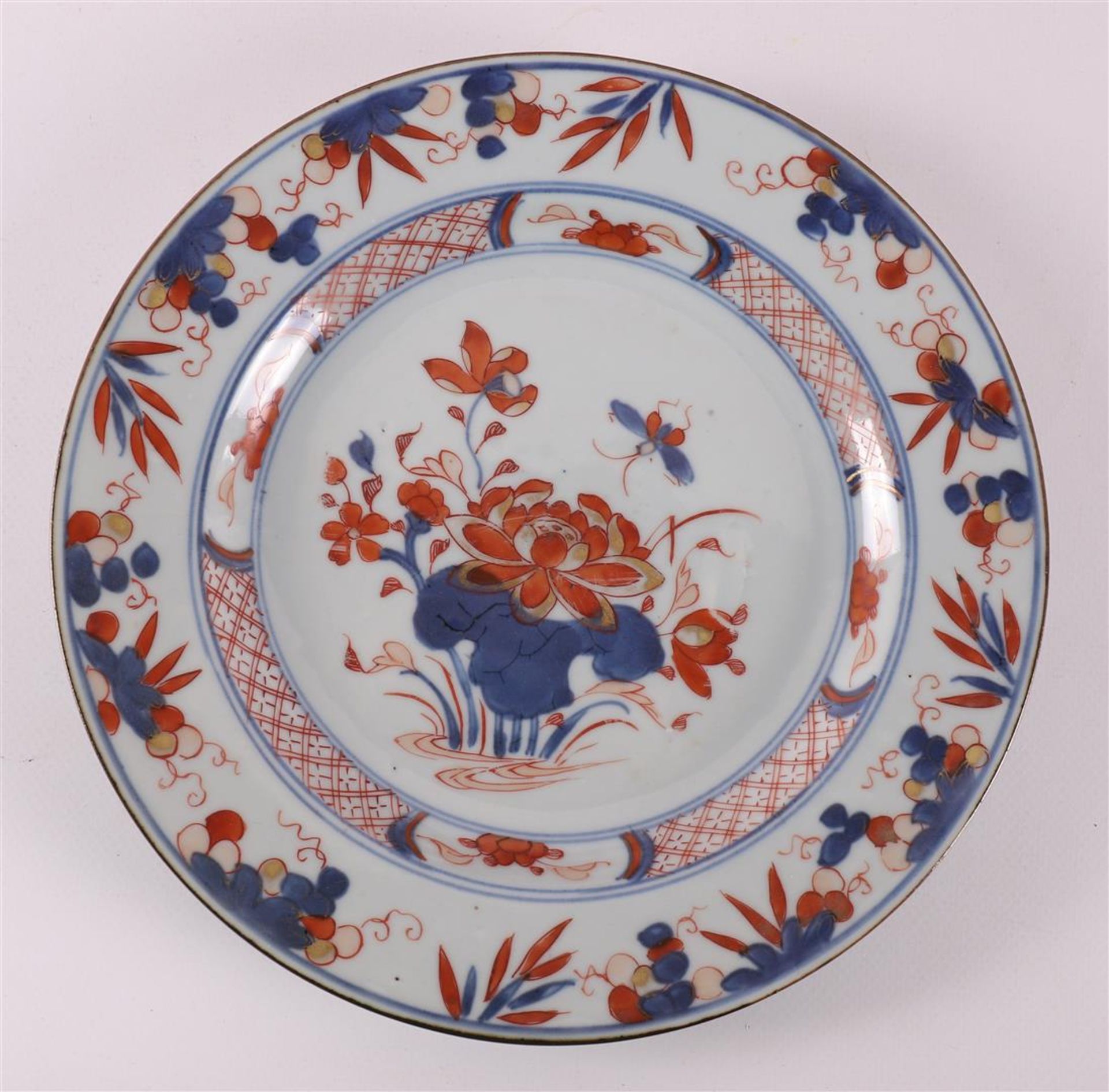 Three various porcelain Chinese Imari plates, China, including Qianlong, 18th ce - Bild 2 aus 8