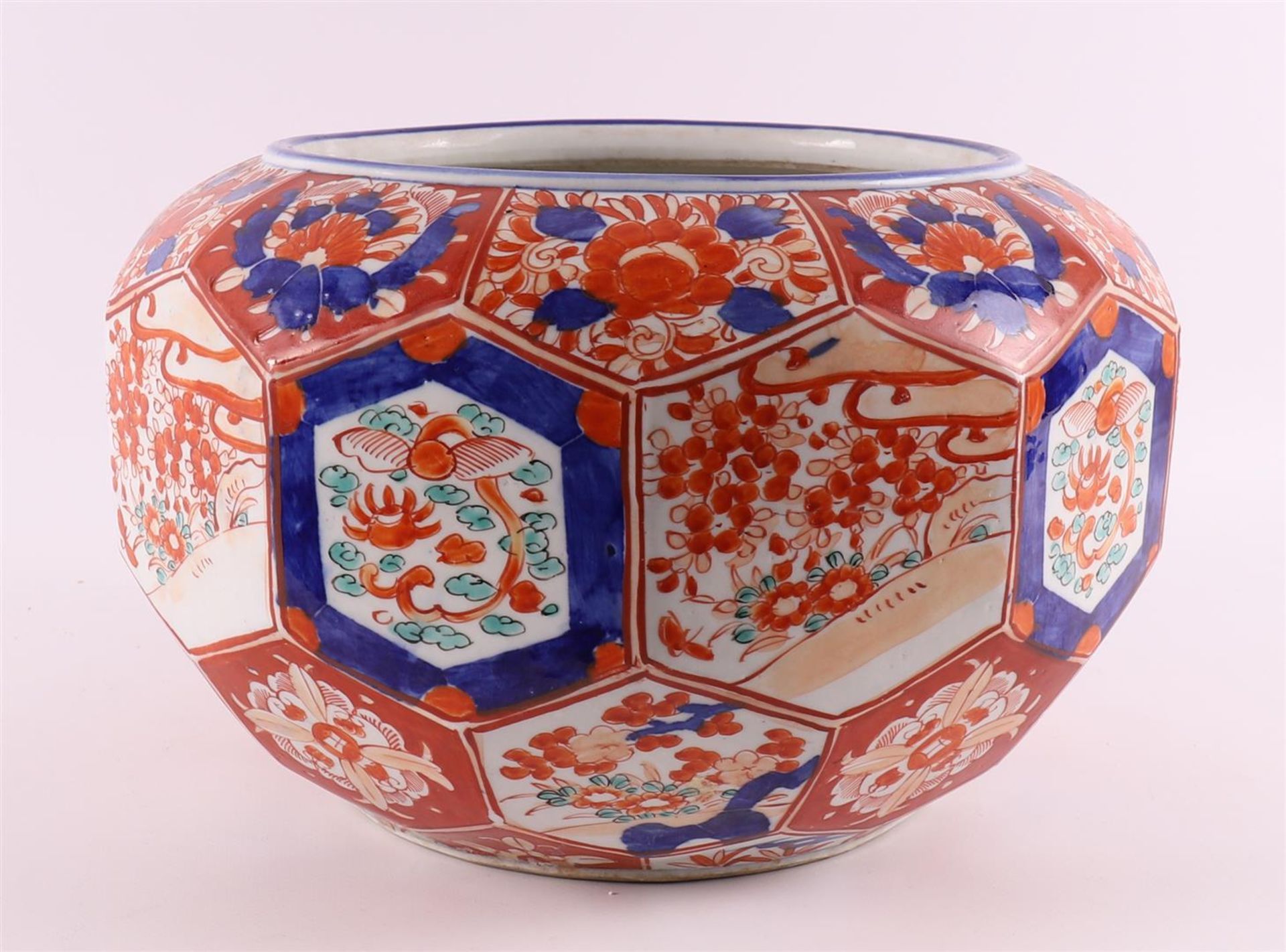 A faceted porcelain Imari cachepot, Japan, Meiji, 19th century. - Image 4 of 7
