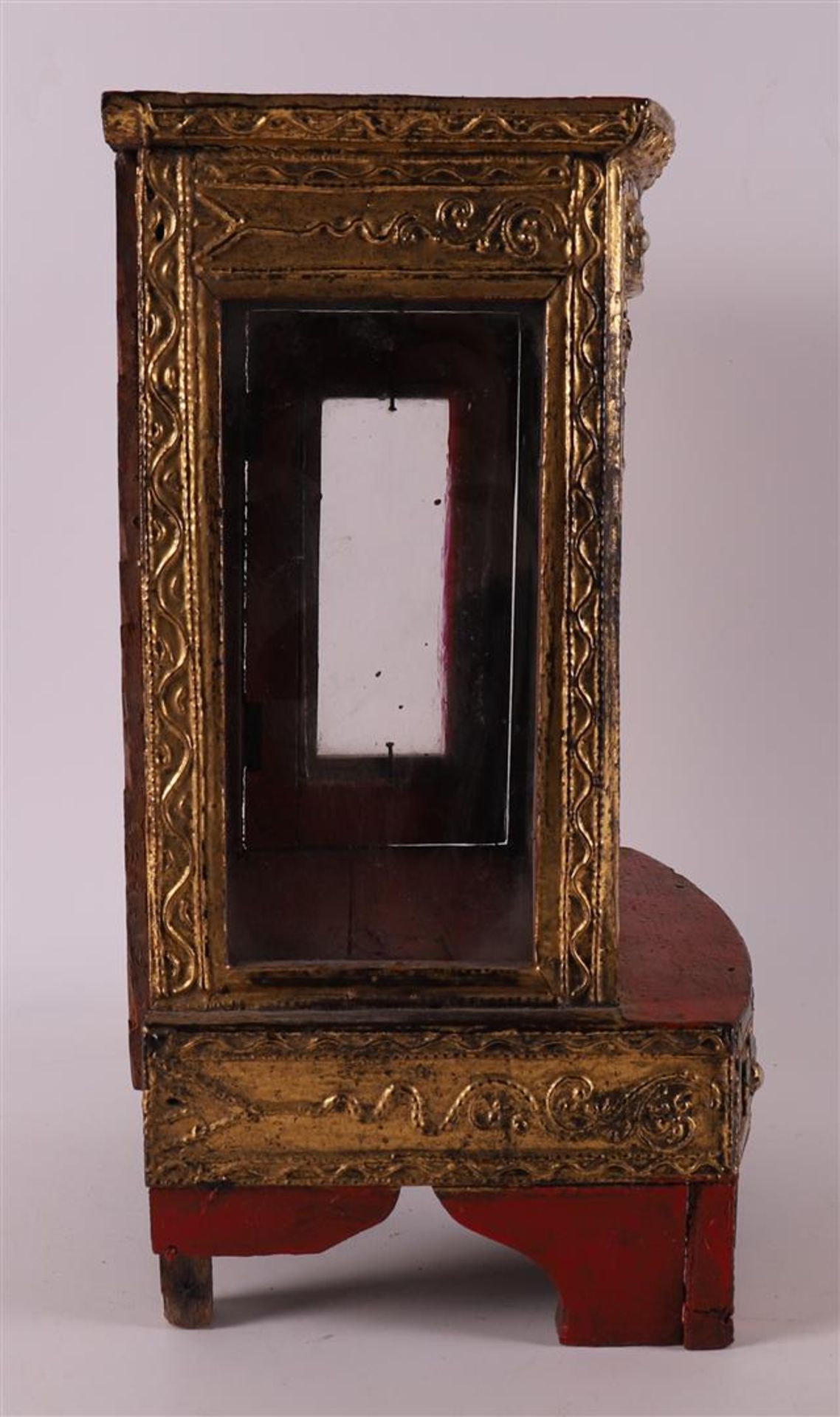 A gilded metal relic display cabinet, China 19th/20th century. - Bild 3 aus 4