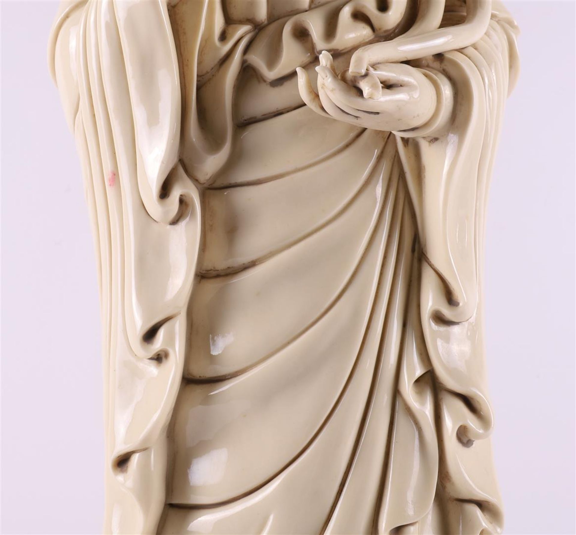 A white Chinese Kwan Yin standing on a lotus crown, China, 20th century. - Bild 5 aus 15