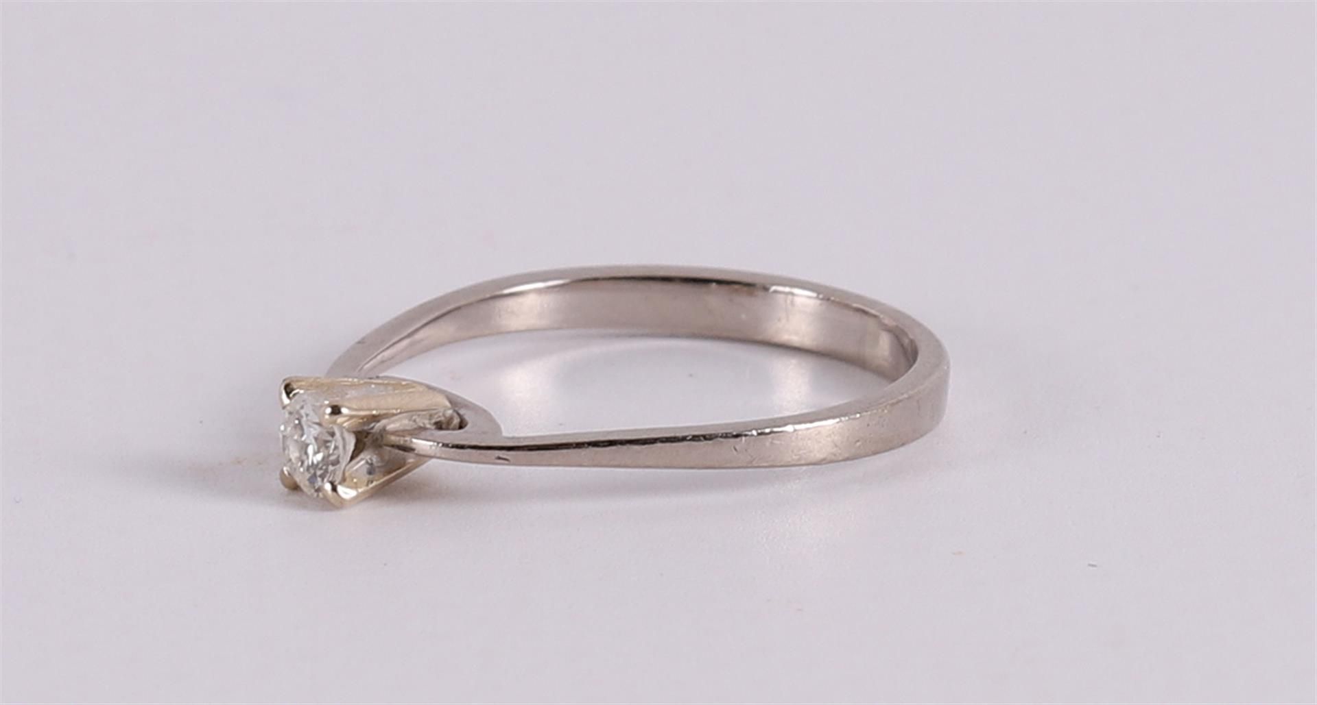 An 18 kt 750/1000 white gold solitaire ring with a brilliant cut diamond. - Image 2 of 2