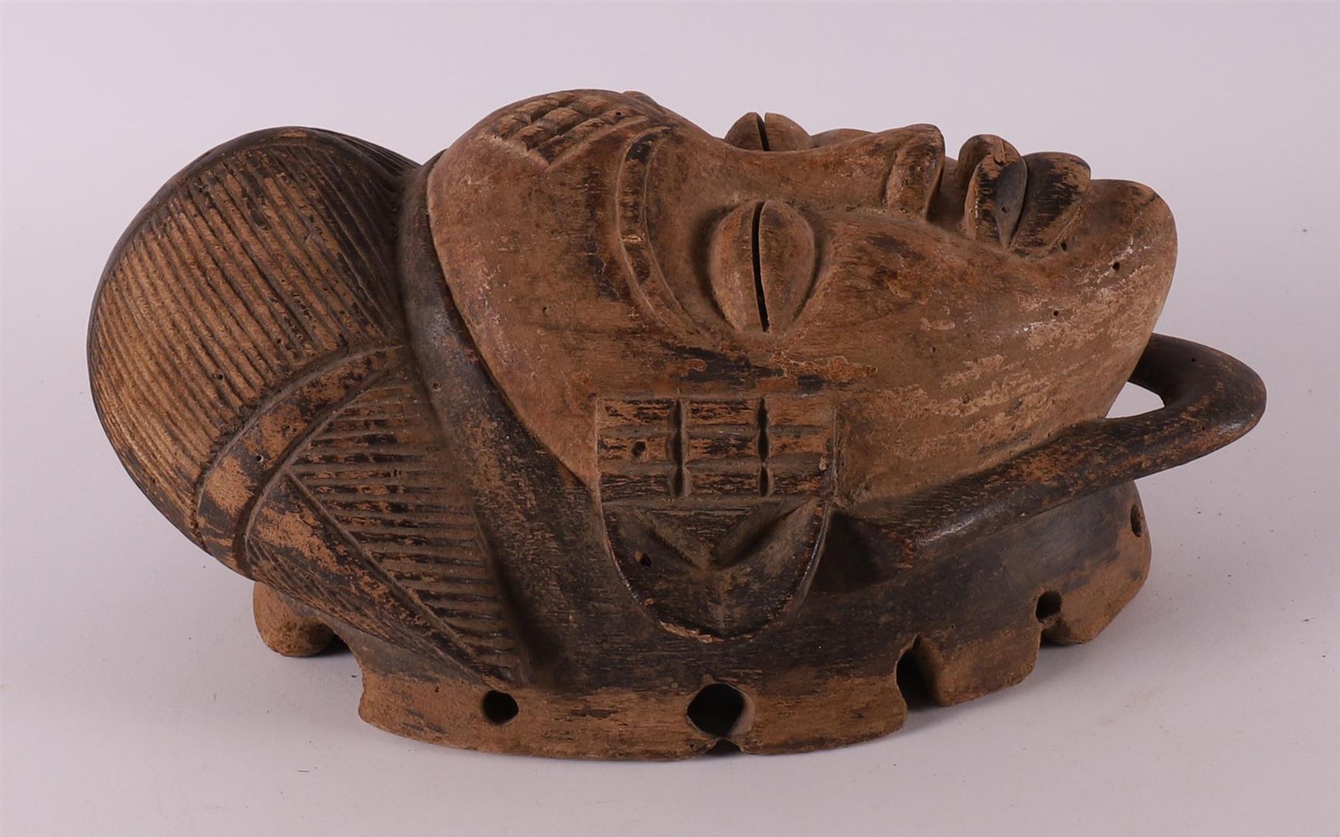 A carved wooden Punu mask, Gabon, Nigeria, Africa, 2nd half of the 20th century - Bild 2 aus 4
