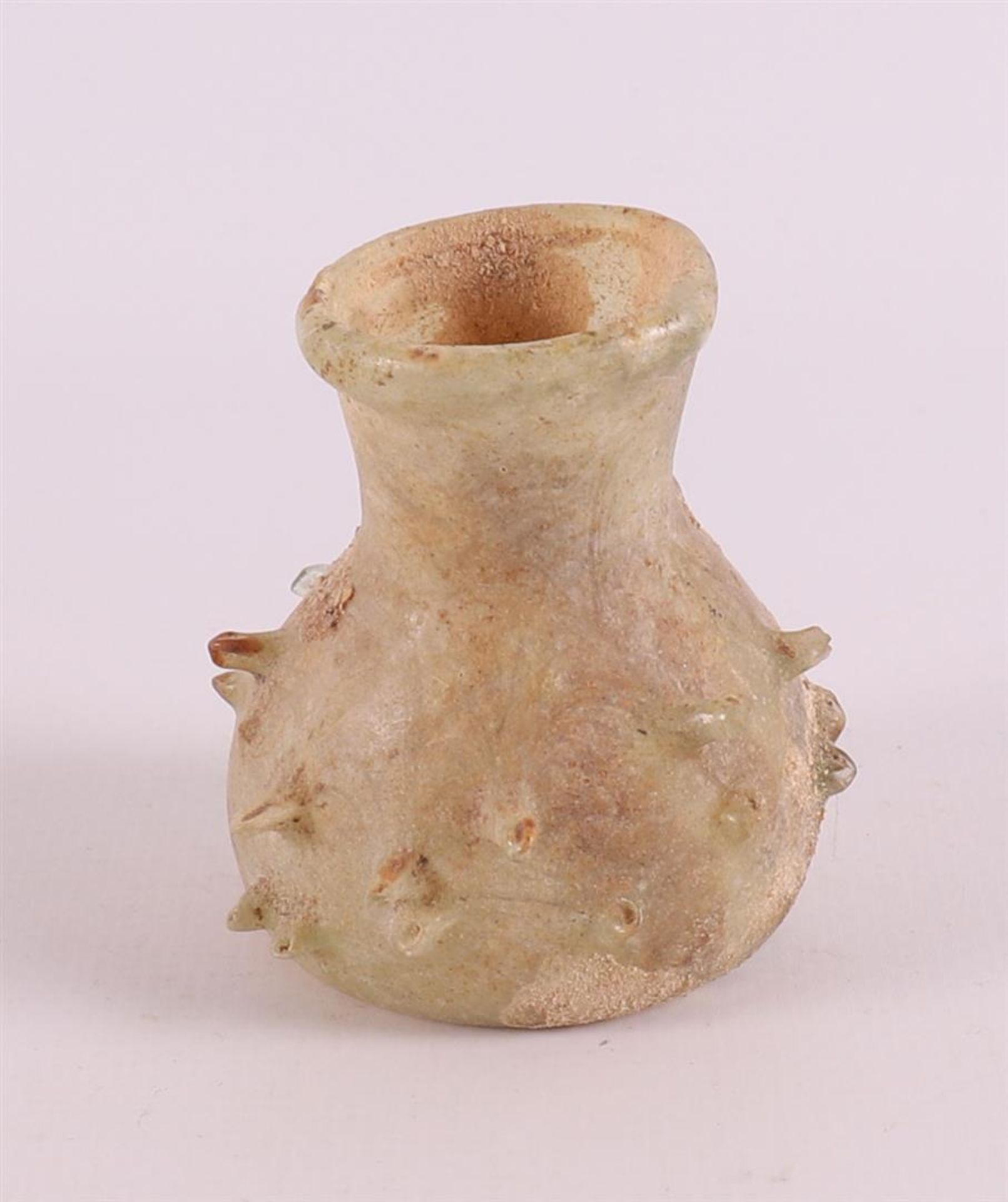 A Roman glass vase and bowl and bracelet, 2nd - 4th century. - Bild 4 aus 14