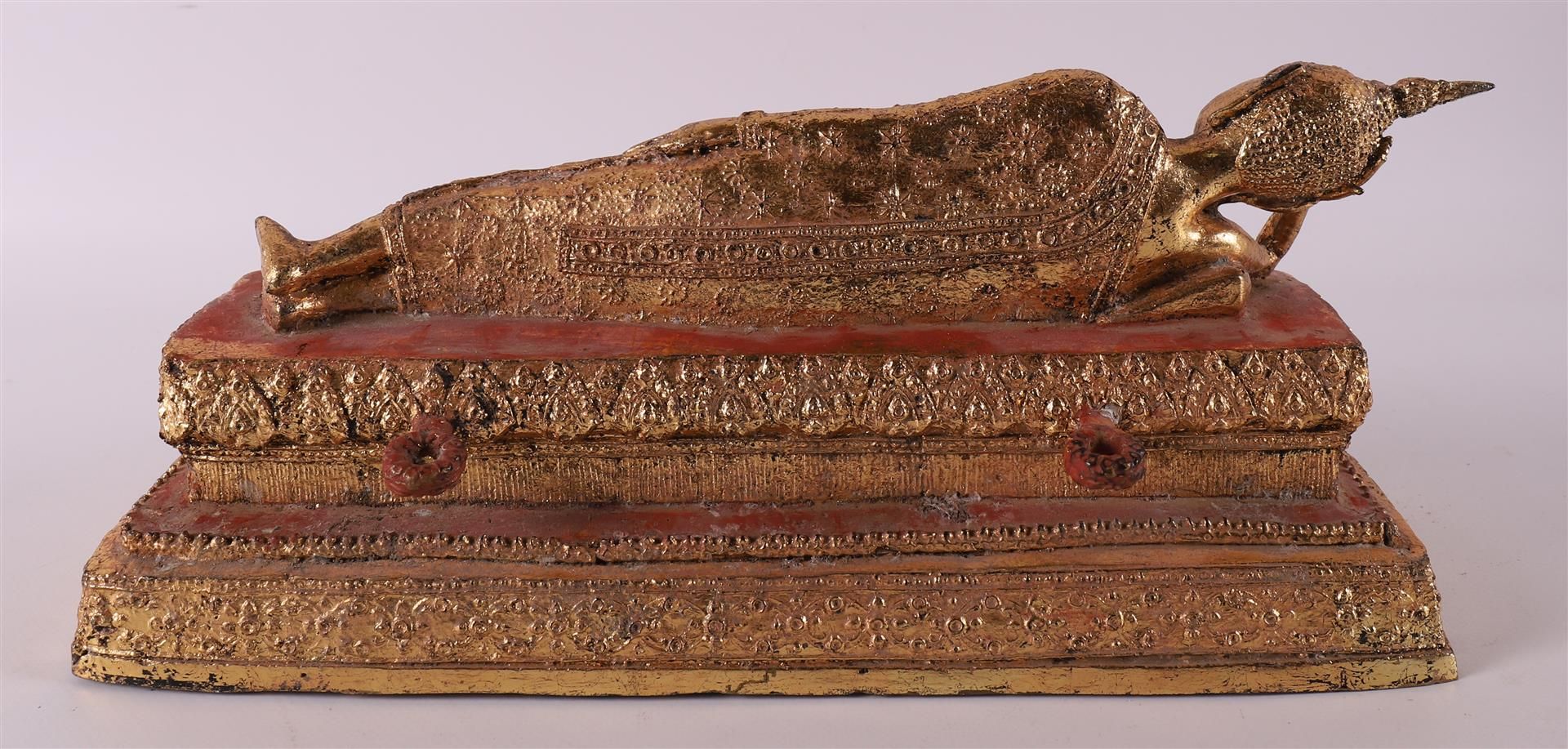 A gilded reclining Buddha, Thailand, 20th century. - Bild 2 aus 6