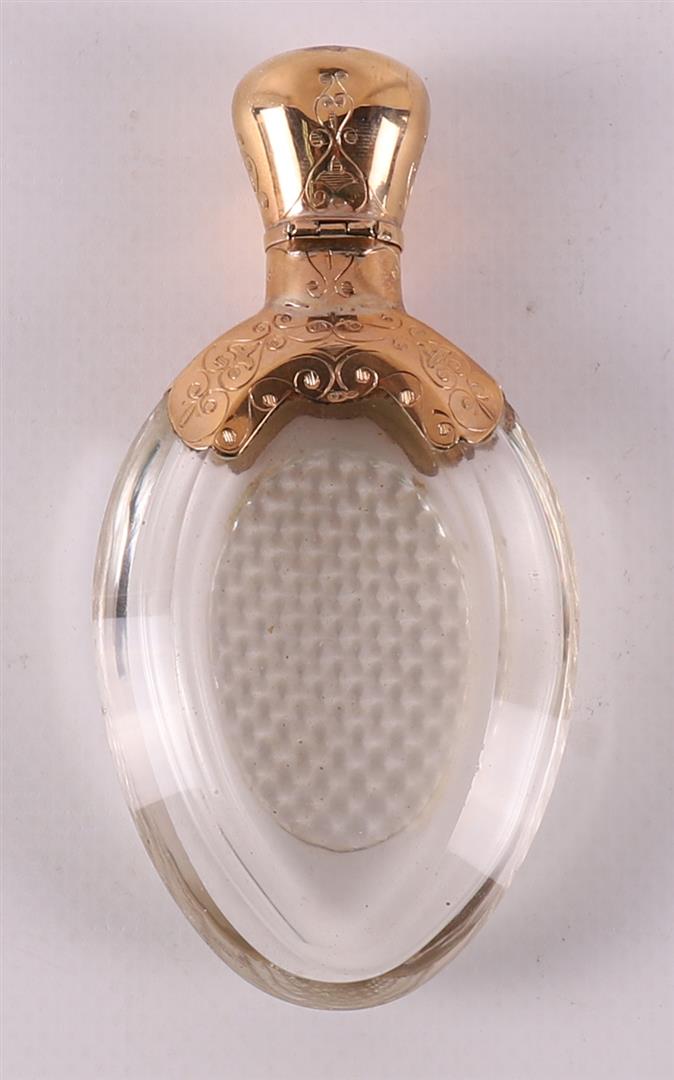 A clear crystal odor flask with gold lid and frame, around 1900 - Image 3 of 8