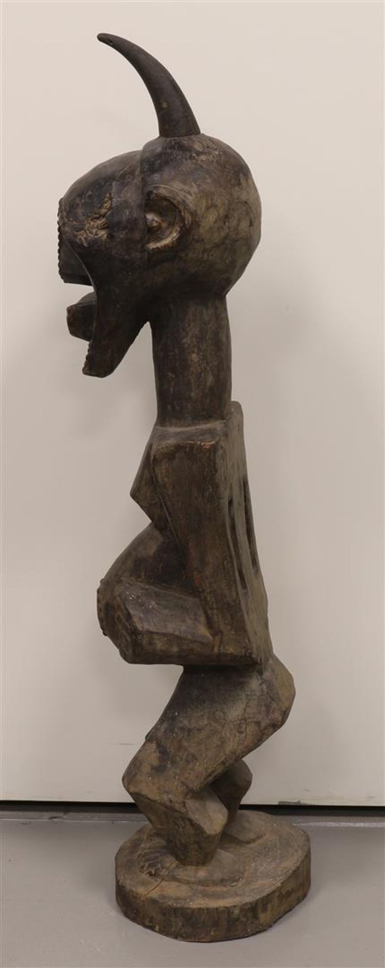 A carved wooden Songye Nkisi Fetish force statue, Congo, Africa, 20th century - Bild 2 aus 4