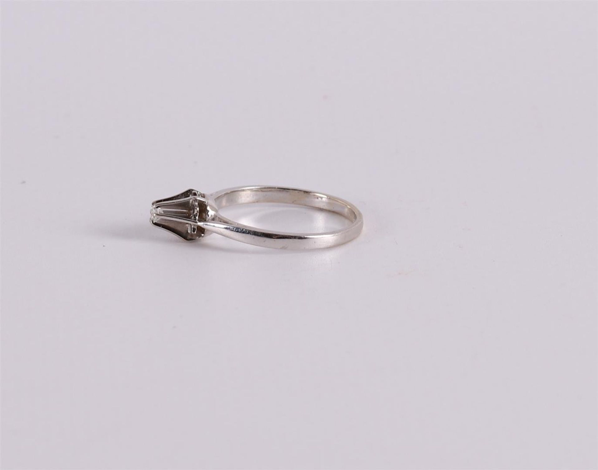 An 18 kt gold solitaire ring with a brilliant cut diamond. - Bild 2 aus 2