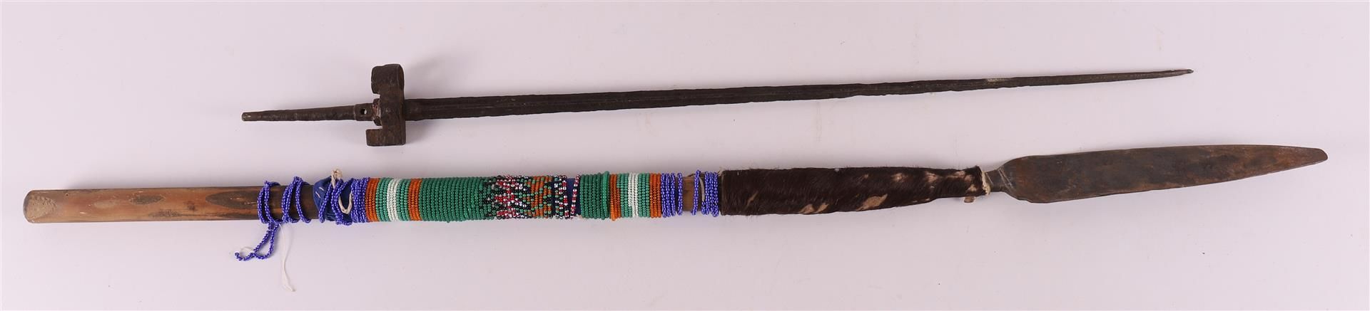 A lot of ethnographic items, including Benin bronze and spear, Africa, 20th/21st - Image 2 of 3