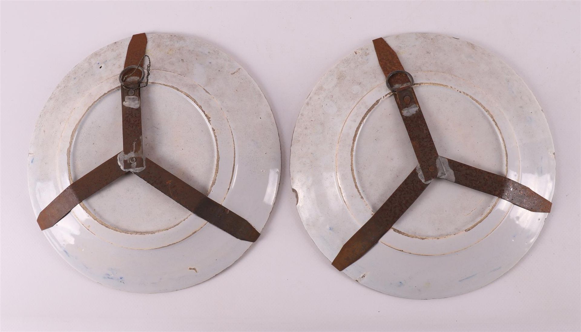 A series of six Delft earthenware plates, 18th century. - Bild 8 aus 8
