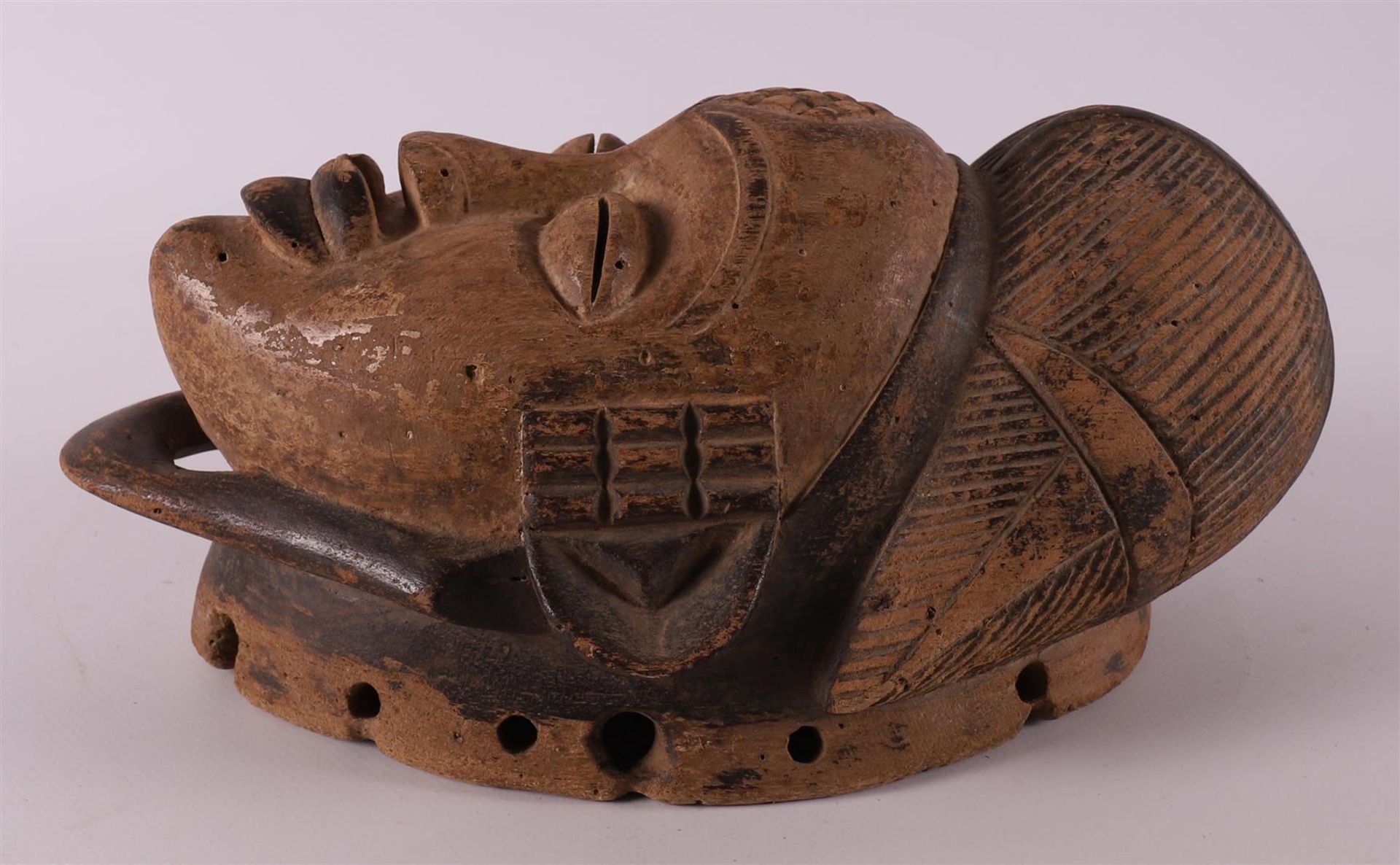 A carved wooden Punu mask, Gabon, Nigeria, Africa, 2nd half of the 20th century - Bild 3 aus 4