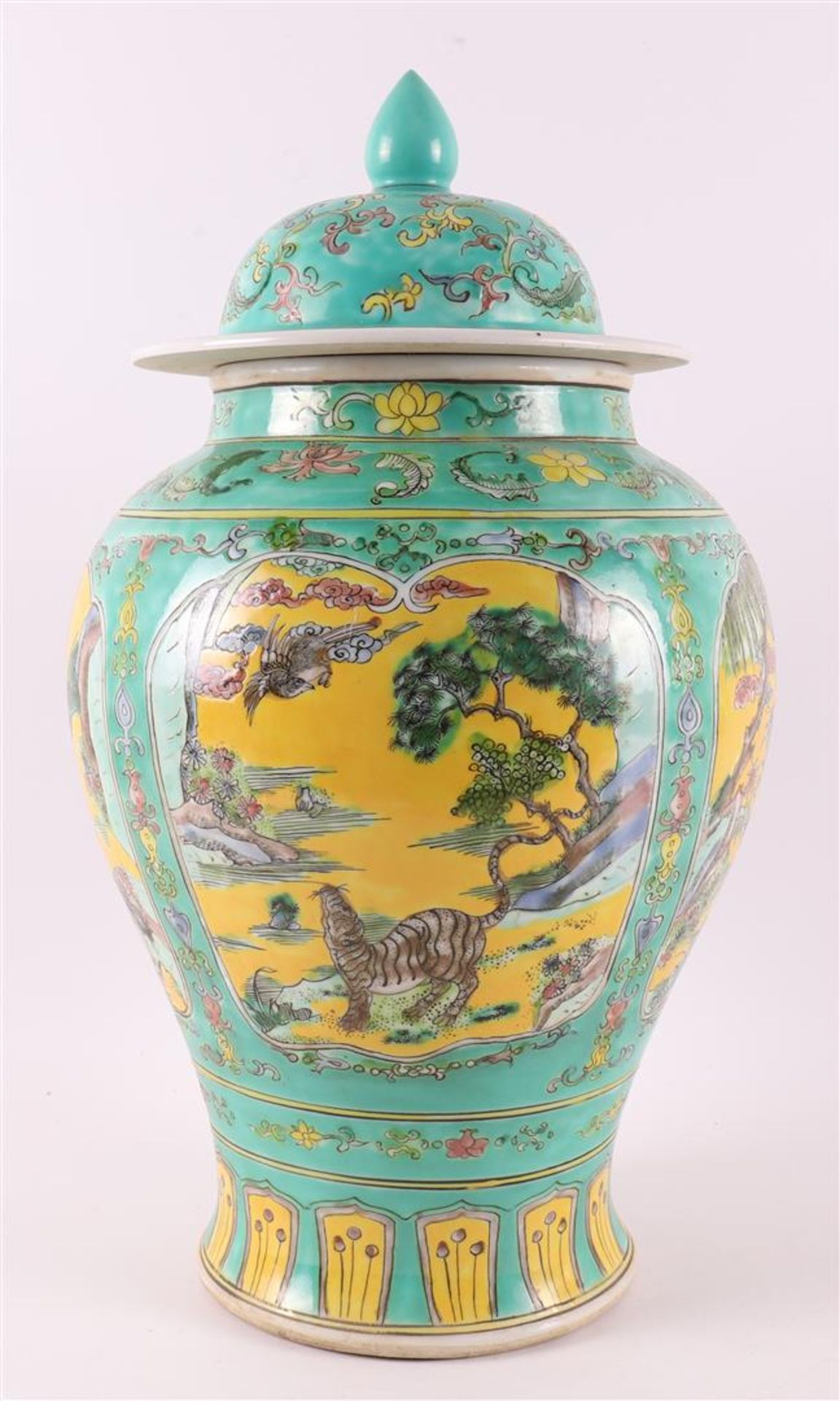 A pair of verte and jaune glazed lidded vases, China, around 1900. - Image 13 of 17