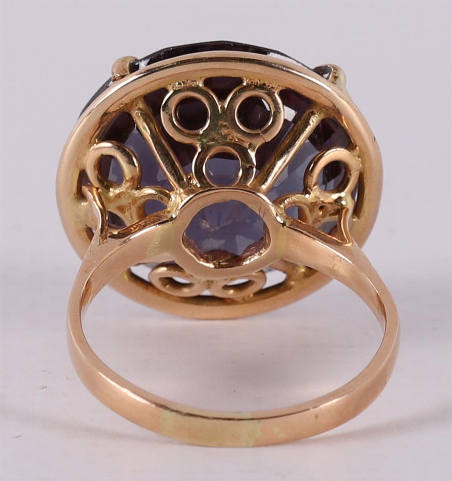 A 14 kt gold ring set with faceted colored stones. - Image 3 of 3