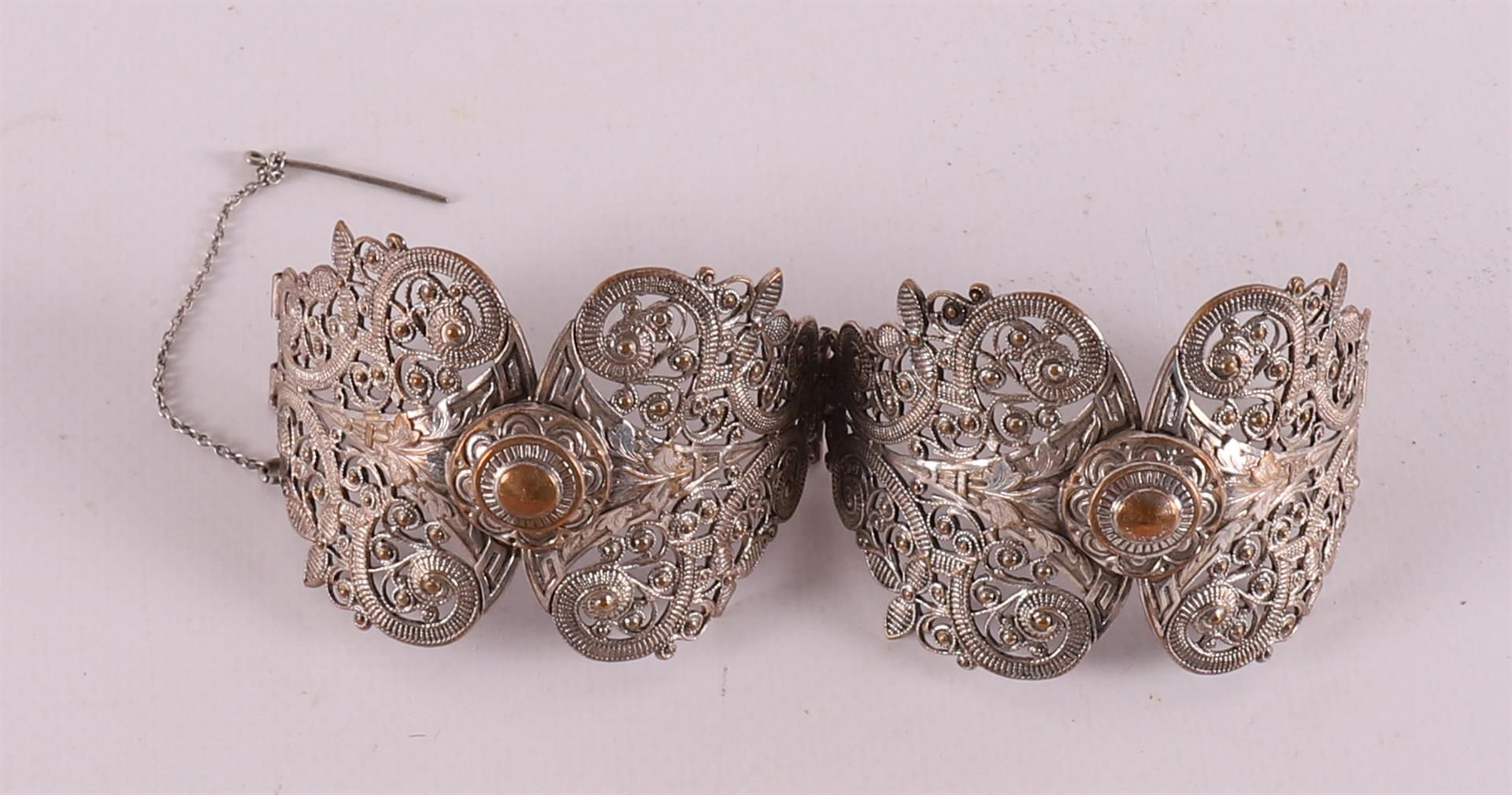 A white metal so-called Indian bridal belt, with decoration of buttons and threa - Bild 5 aus 5